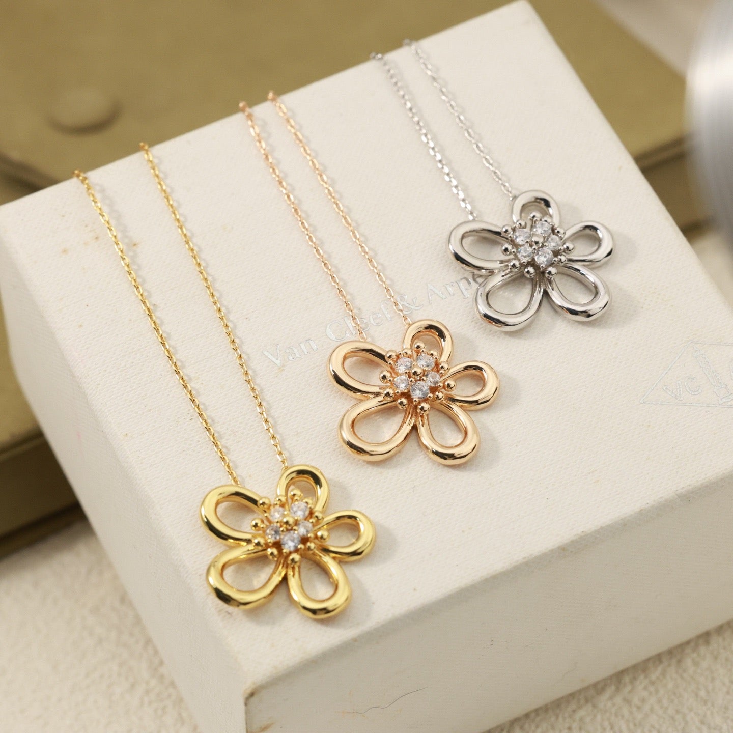 Van Cleef & Arpels Inspired Flowerlace pendant